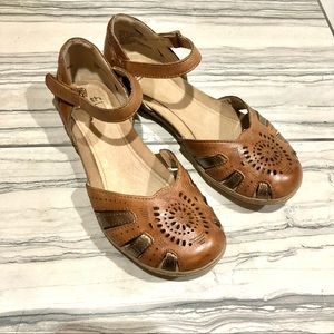 🌍Earth 🌍 Leather Camellia Cahoon Sandals